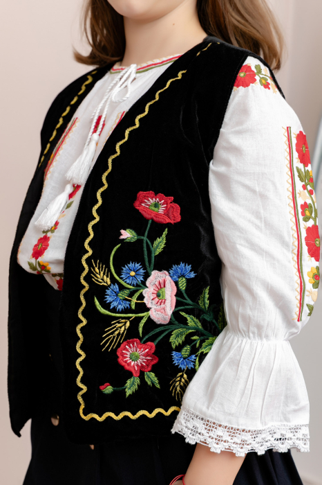 Vesta traditionala neagra pentru fetite cu broderie florala multicolora Laura [2]