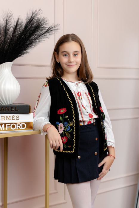 Vesta traditionala neagra pentru fetite cu broderie florala multicolora Laura [1]