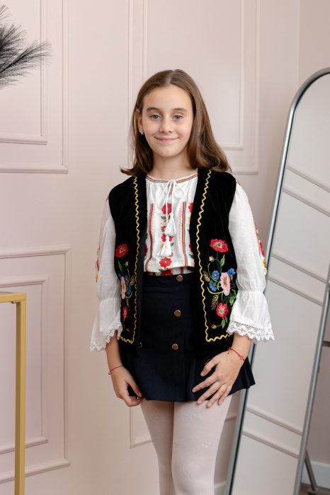 Vesta traditionala neagra pentru fetite cu broderie florala multicolora Laura [3]
