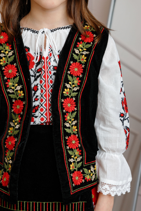 Vesta traditionala neagra pentru fetite cu broderie florala rosie Sonia 02 [2]