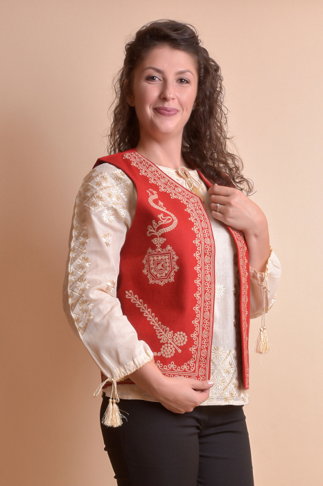 Vesta traditionala rosie cu broderie florala crem Ioana [5]