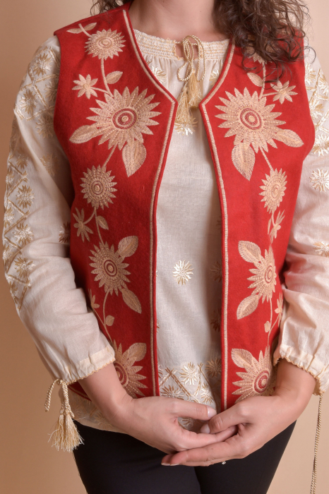Vesta traditionala rosie cu broderie florala crem Camelia [3]