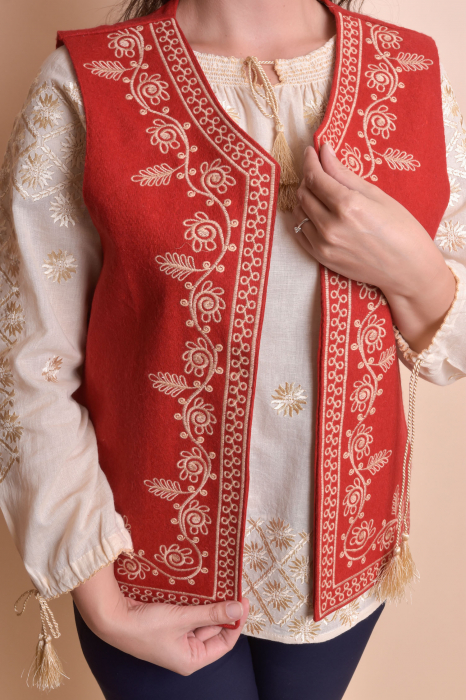 Vesta traditionala rosie cu broderie florala crem Silvana [3]