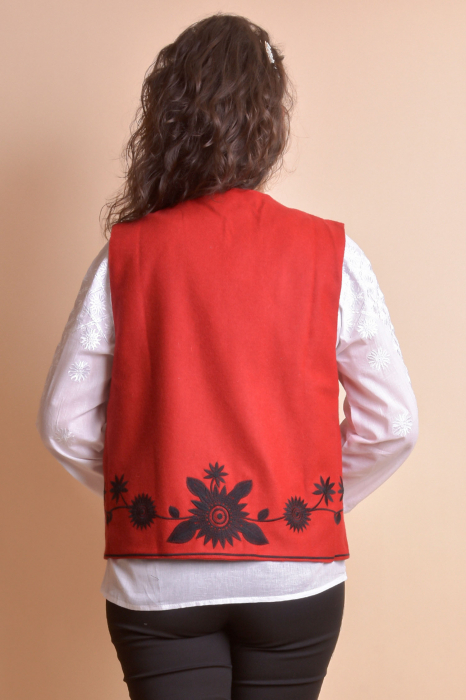 Vesta traditionala rosie cu broderie florala neagra Irina [7]