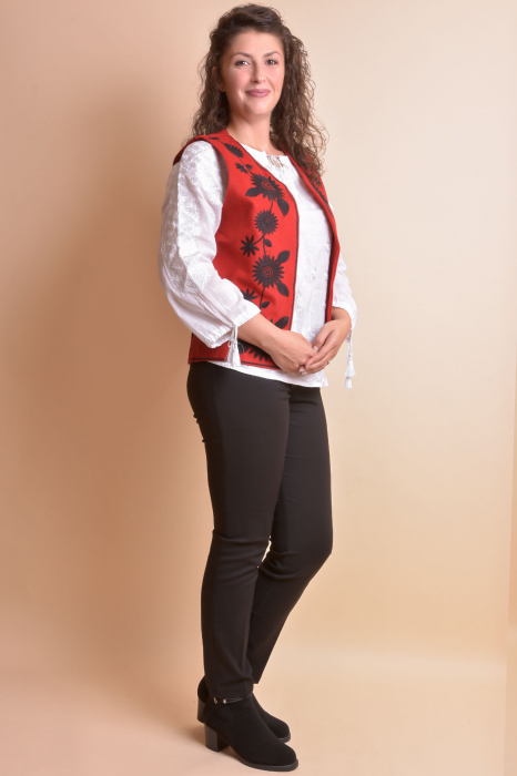Vesta traditionala rosie cu broderie florala neagra Irina [6]