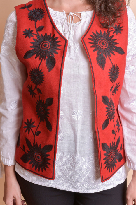 Vesta traditionala rosie cu broderie florala neagra Irina [3]