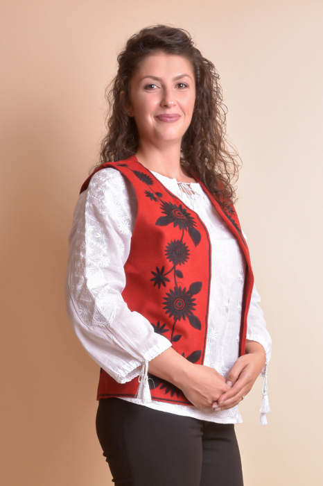 Vesta traditionala rosie cu broderie florala neagra Irina [5]
