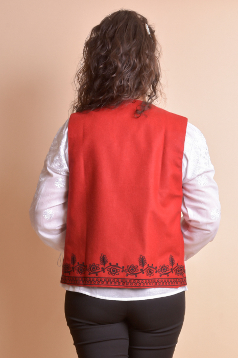 Vesta traditionala rosie cu broderie florala neagra Ramona [7]