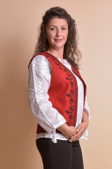 Vesta traditionala rosie cu broderie florala neagra Ramona [5]