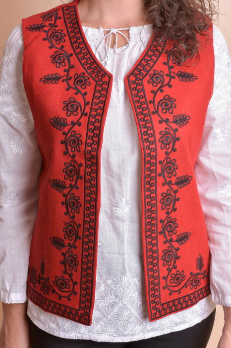 Vesta traditionala rosie cu broderie florala neagra Ramona [3]