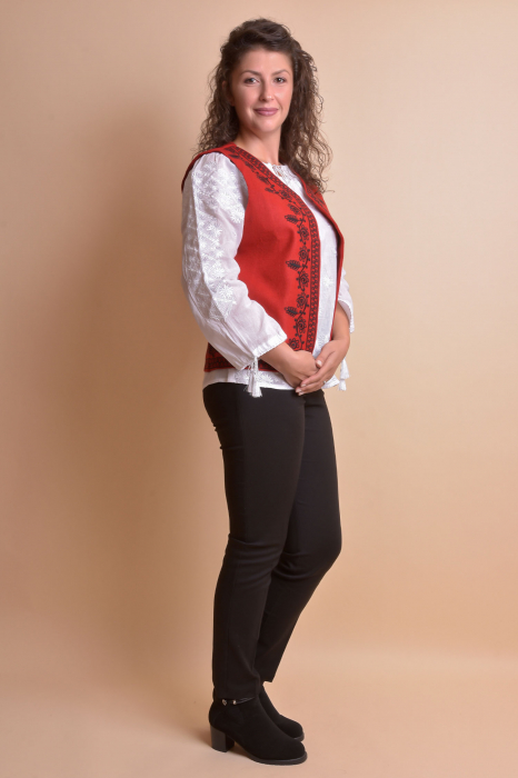 Vesta traditionala rosie cu broderie florala neagra Ramona [6]