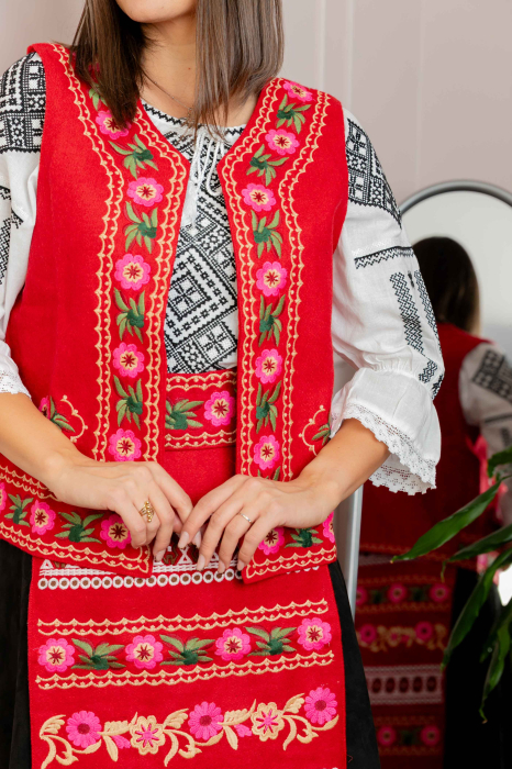 Vesta traditionala rosie cu broderie florala roz Lacramioara [2]
