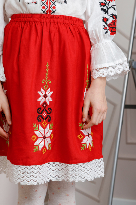 Compleu traditional bicolor pentru fetite cu motiv floral rosu Emilia [2]