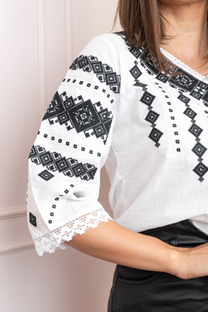 Bluza alba cu motiv geometric negru Doina 02 [1]
