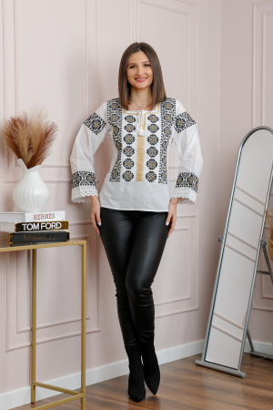 Bluza alba cu motiv geometric negru Simina [3]