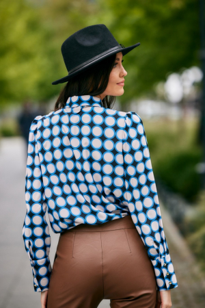 Bluza cu funda la gat si imprimeu cu cercuri [2]