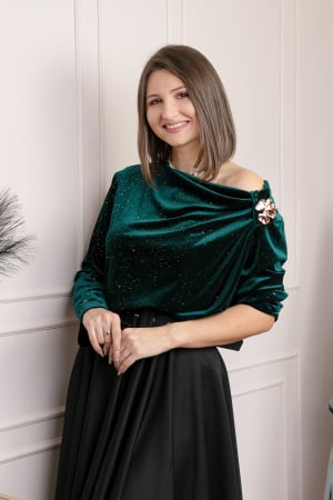 Bluze - Bluza eleganta din catifea Noelle cu brosa aurie si decolteu lejer - Verde