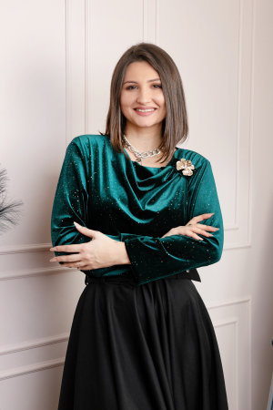 Bluza eleganta din catifea Noelle cu brosa aurie si decolteu lejer - Verde [2]