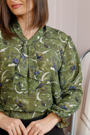 Bluza eleganta Sophie cu aplicatie tip cravata si imprimeu verde olive [1]