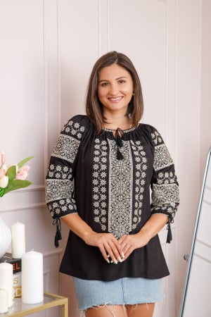 Bluze cu motive traditionale - Bluza neagra cu motiv geometric auriu Cezara