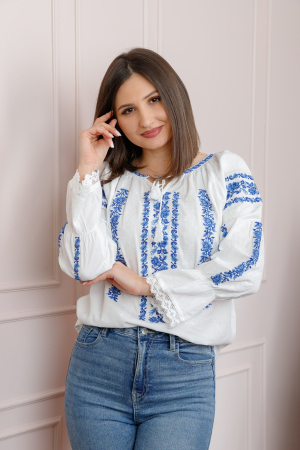 Ie cu maneca lunga - Bluza tip ie alba cu motiv floral albastru Cipriana 02