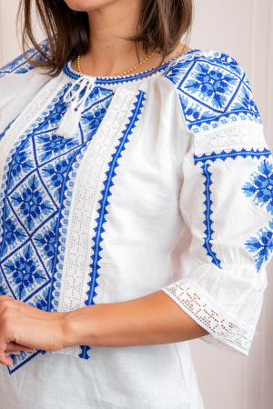 Bluza tip ie alba cu motiv floral albastru Evelina 02 [1]