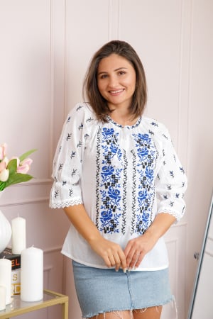 Ie cu maneca scurta - Bluza tip ie alba cu motiv floral albastru Floriana 02