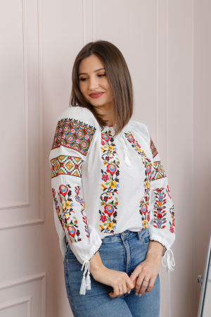 Ie cu maneca lunga - Bluza tip ie alba cu motiv floral multicolor Georgiana