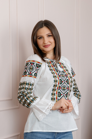 Ie cu maneca lunga - Bluza tip ie alba cu motiv floral multicolor Iuliana