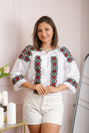 Ie cu maneca scurta - Bluza tip ie alba cu motiv floral rosu Catinca