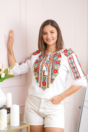 Ie cu maneca scurta - Bluza tip ie alba cu motiv floral tricolor Gabriela