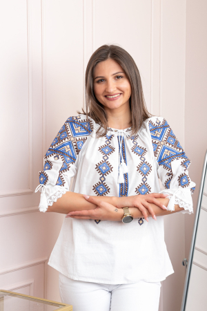 Bluza tip ie alba cu motiv geometric albastru Stefana [2]