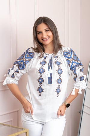 Ie cu maneca scurta - Bluza tip ie alba cu motiv geometric albastru Stefana