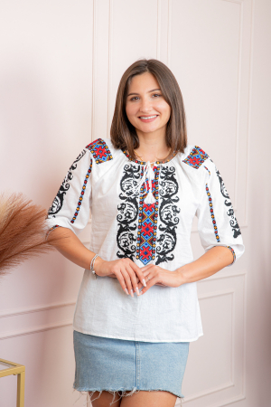 Ie cu maneca scurta - Bluza tip ie alba cu motiv geometric multicolor Dumitra