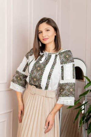 Ie cu maneca scurta - Bluza tip ie alba cu motiv geometric multicolor Marcela