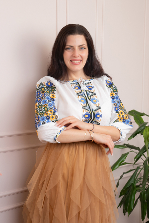 Ie cu maneca scurta - Bluza tip ie alba cu motiv geometric multicolor Svetlana