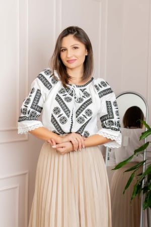 Ie cu maneca scurta - Bluza tip ie alba cu motiv geometric negru Doroteea