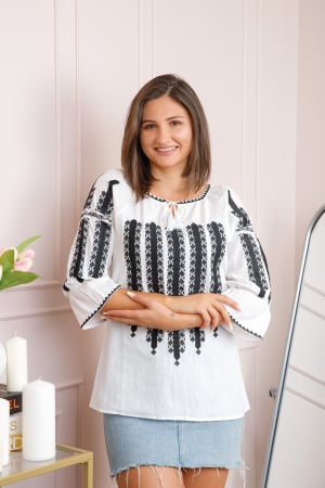 Ie cu maneca scurta - Bluza tip ie alba cu motiv geometric negru Sanda