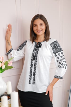 Ie cu maneca scurta - Bluza tip ie alba cu motiv geometric negru Valeria