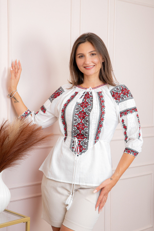 Ie cu maneca scurta - Bluza tip ie alba cu motiv geometric rosu Albina