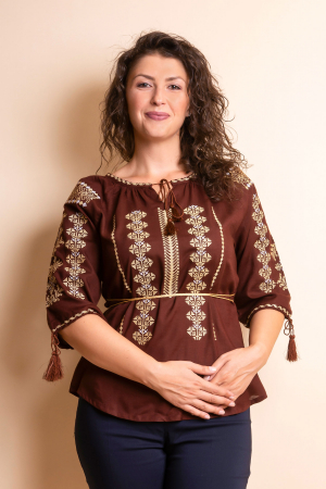 Bluze cu motive traditionale - Bluza maro cu motiv geometric auriu Melissa 05