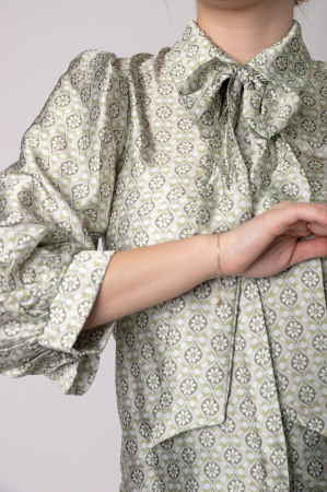 Bluza verde cu imprimeuri florale si funda la guler [1]