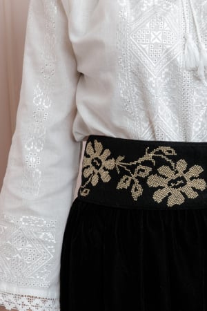 Brauri si marame - Brau traditional negru cu motiv floral crem Nicoleta