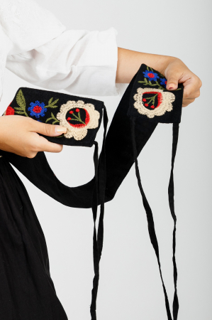 Brau traditional negru cu motiv floral multicolor Flavia 01 [2]