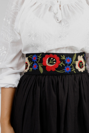 Brau traditional negru cu motiv floral multicolor Flavia 01 [0]