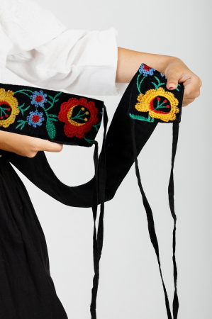 Brau traditional negru cu motiv floral multicolor Flavia 02 [2]