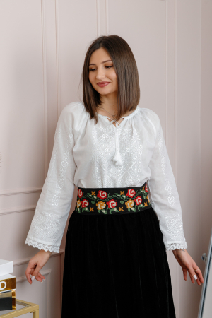 Brau traditional negru cu motiv floral multicolor Laura [3]