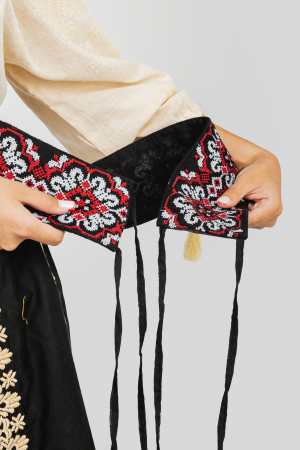 Brau traditional negru cu motiv floral rosu Florentina [2]