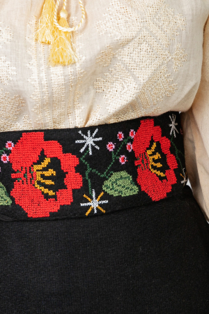 Brau traditional negru cu motiv floral rosu Zina [0]