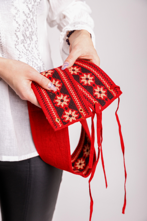 Brau traditional rosu cu motiv floral crem Carmina [2]